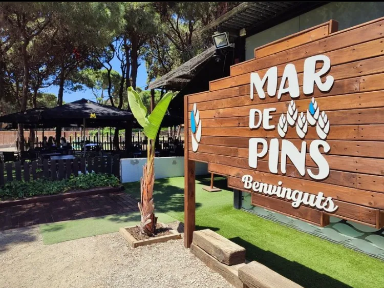 Entrada de Mar de Pins entre los pinos